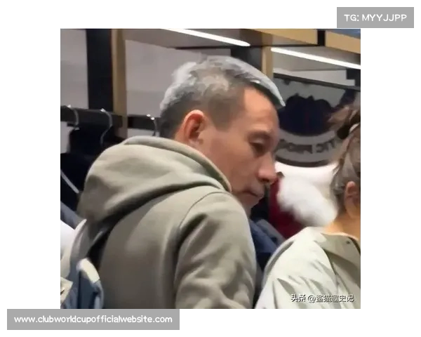 格林伍德携女友手牵手回国庆祝圣诞节甜蜜逛街引关注 格林伍德携女友手牵手回国庆祝圣诞节甜蜜逛街引关注